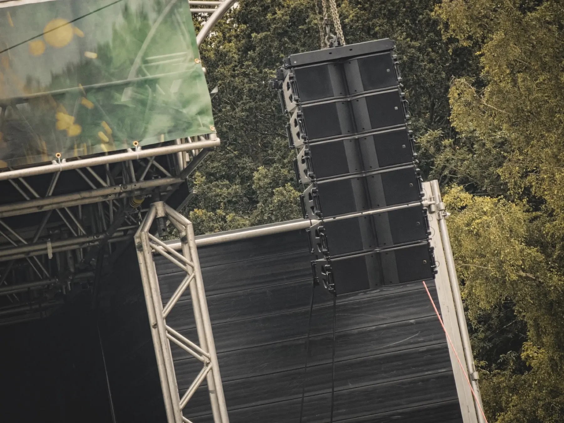 Professional outdoor line-array sound system